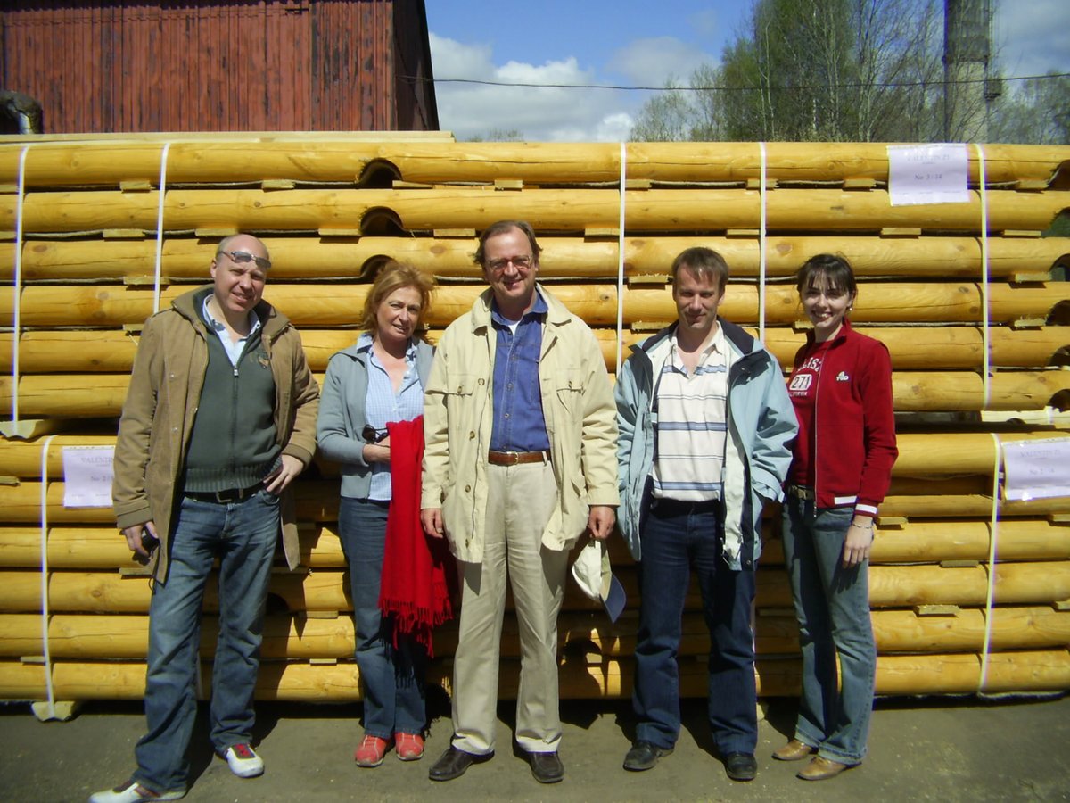 Bezoek ambassadeur Alfred Bijlsma aan Rhino Loghouses fabriek, mei 2006